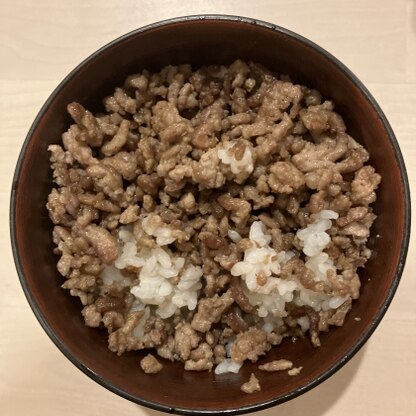 色が悪くなった挽肉１パック丸ごと使い、白米にのせて食べました。